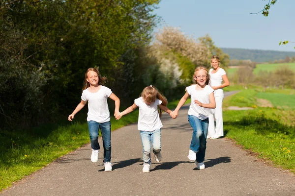 Kids running down a path in — Stock Photo, Image