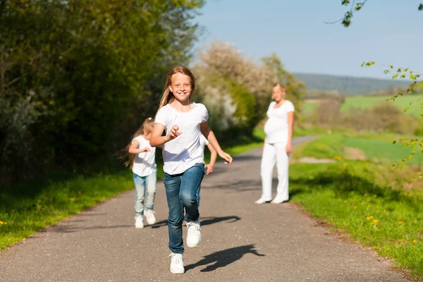 Niños corriendo por un camino en — Foto de Stock