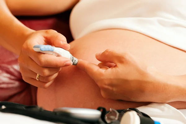 Hamile kadın bir kan alma — Stok fotoğraf