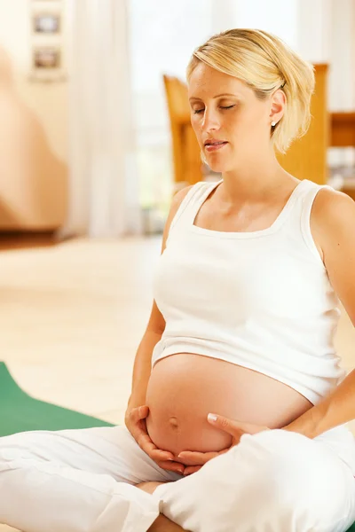 Mujer embarazada haciendo — Foto de Stock