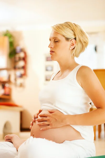 Gravid kvinna gör — Stockfoto