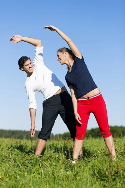 Giovane coppia fitness facendo — Foto Stock