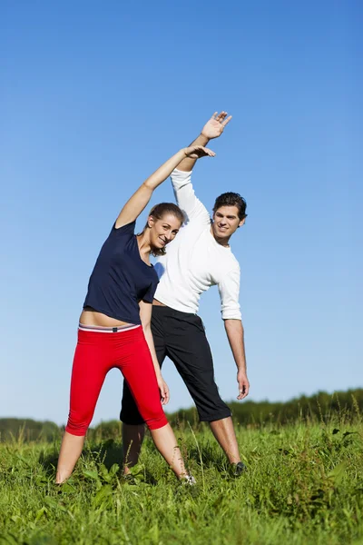 Jovem casal fitness fazendo — Fotografia de Stock