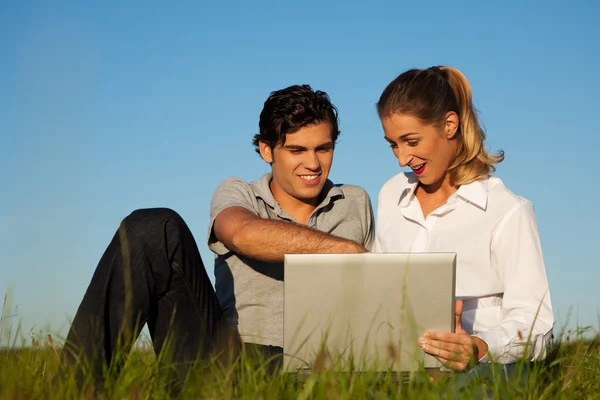Молодая пара с ноутбуком — стоковое фото