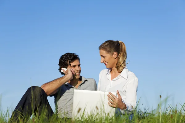 Casal jovem com um laptop — Fotografia de Stock