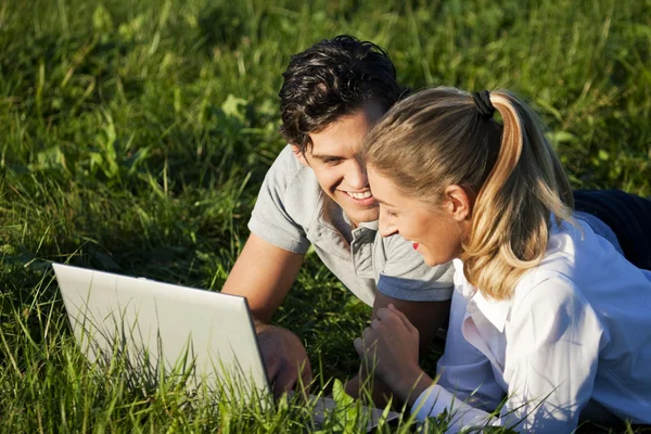 Jeune couple couché ensemble sur — Photo