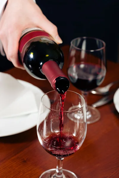 O copo de vinho branco torna-se — Fotografia de Stock