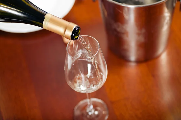 Стакан белого вина становится — стоковое фото