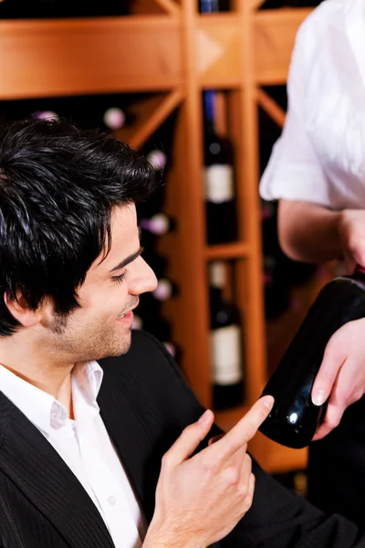 Kellnerin in einer Weinbar oder — Stockfoto
