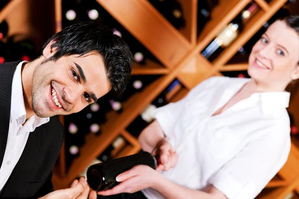 Kellnerin in einer Weinbar oder — Stockfoto