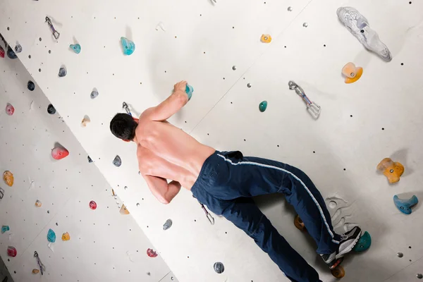 Man tränar på en klättring — Stockfoto