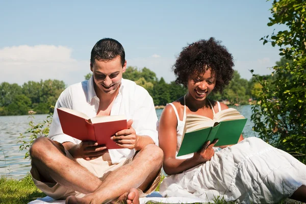 Pasangan membaca buku di — Stok Foto