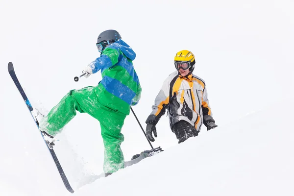 Skifahrer und Snowboarder in der — Stockfoto