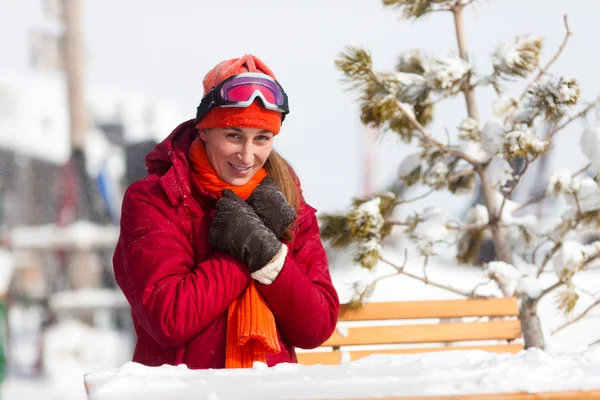 Kobieta siedząca przed narciarski — Zdjęcie stockowe