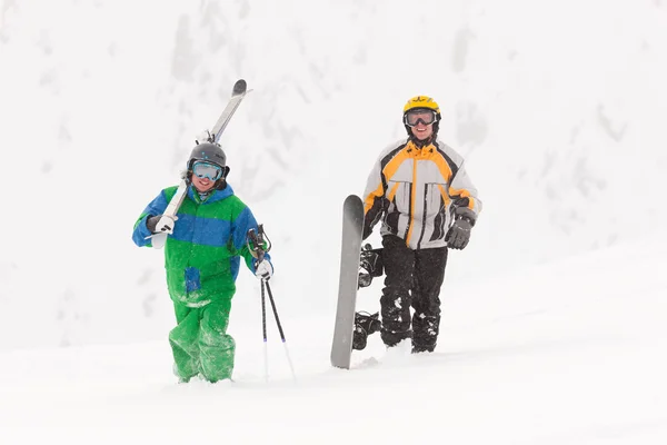 Narciarz i snowboardzista w — Zdjęcie stockowe