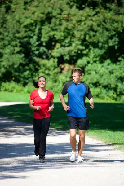 Volwassen vrouw is joggen in haar — Stockfoto