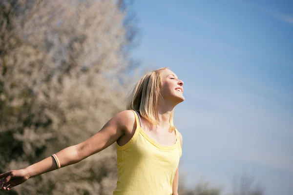 Young blonde jumping high up — Stock Photo, Image