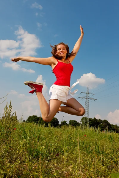 빨간 t-셔츠 점프에 여자 — 스톡 사진