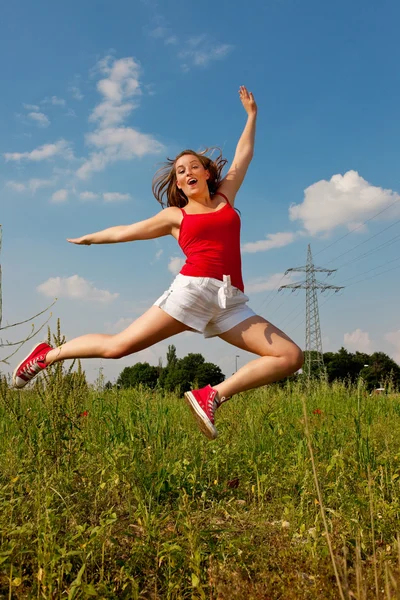 빨간 t-셔츠 점프에 여자 — 스톡 사진