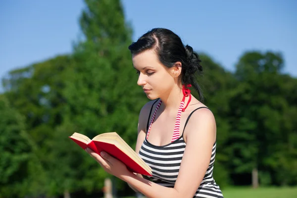 Жінка читає книгу в — стокове фото