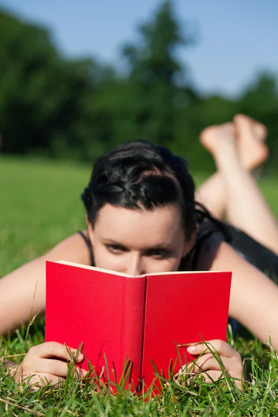 Wanita membaca buku di — Stok Foto