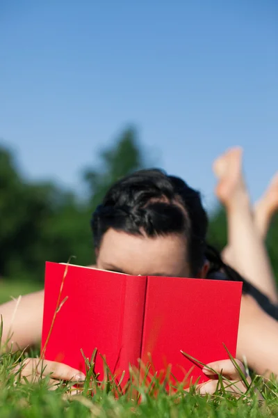 Mulher lendo livro no — Fotografia de Stock