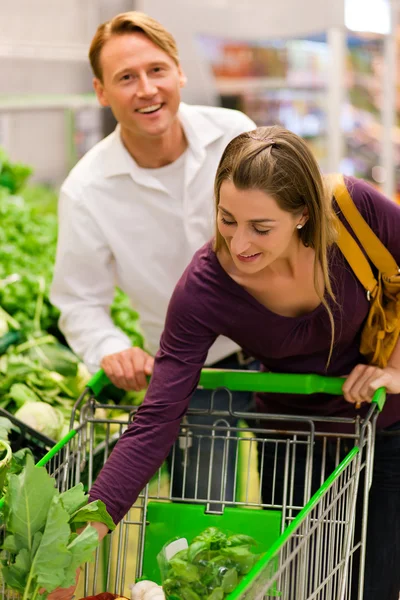 Paar in een supermarkt — Stockfoto