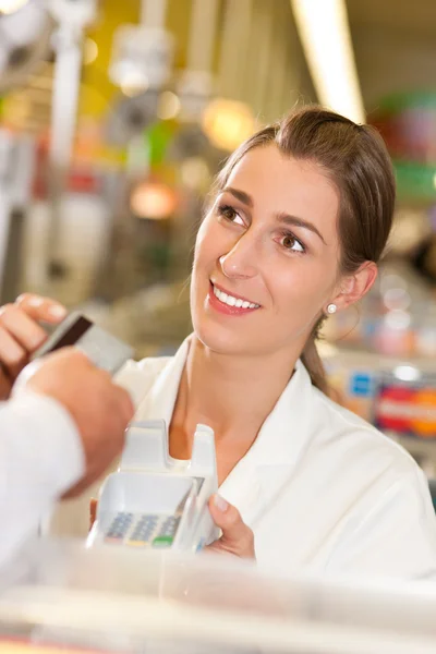 Mannelijke klant in supermarkt — Stockfoto