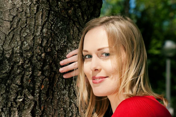 Flicka krama ett träd och — Stockfoto