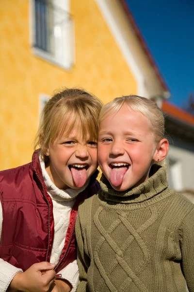 Sisters sticking their tongue — Stock Photo, Image