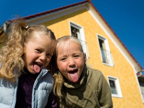Sisters sticking their tongue — Stock Photo, Image