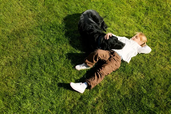 Menina descansando com seu cão — Fotografia de Stock
