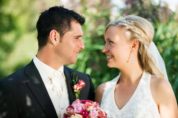 Bröllop par kramande, den — Stockfoto
