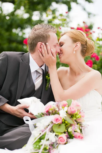 커플 포옹, 결혼식은 — 스톡 사진