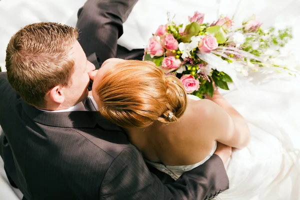 Свадебная пара обнимается, — стоковое фото