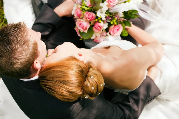 Bruiloft paar knuffelen, de — Stockfoto