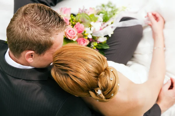 Hochzeitspaar umarmt, die — Stockfoto
