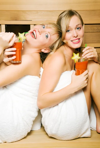 Dois amigos (feminino) desfrutando — Fotografia de Stock