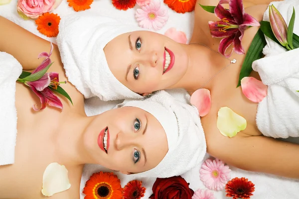 Two girls relaxing in a wellness — Stock Photo, Image