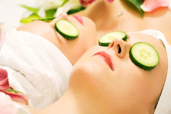 Two girls relaxing in a wellness — Stock Photo, Image