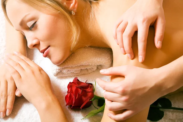 Женщина наслаждается массажем в — стоковое фото