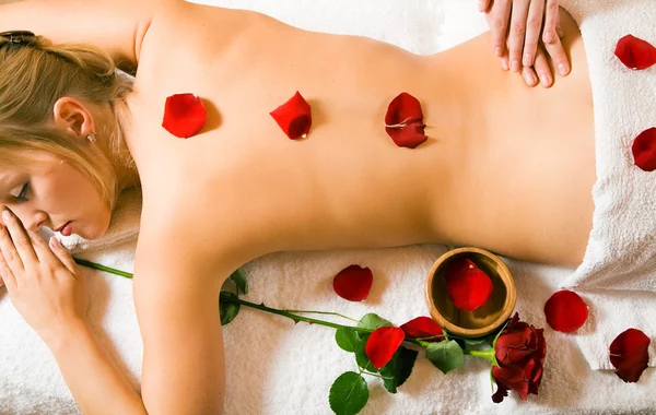 Mulher desfrutando de uma massagem em um — Fotografia de Stock