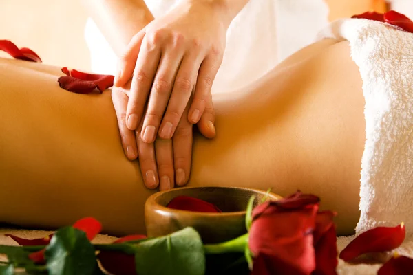Жінка насолоджується масажем в — стокове фото