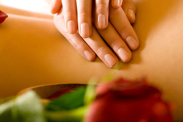 Mulher desfrutando de uma massagem em um — Fotografia de Stock