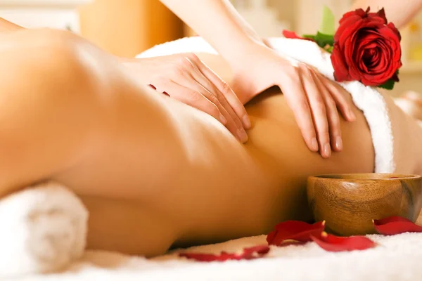 Vrouw genieten van een massage in een — Stockfoto