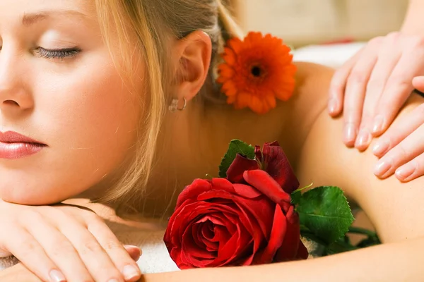 Mujer disfrutando de un masaje en un —  Fotos de Stock