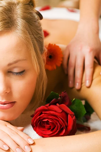 Mujer disfrutando de un masaje en un — Foto de Stock
