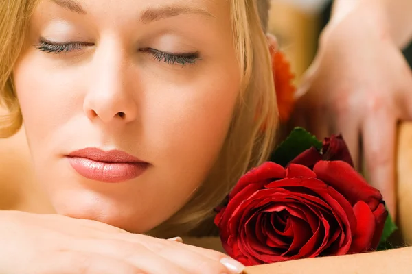 Frau genießt eine Massage in einem — Stockfoto