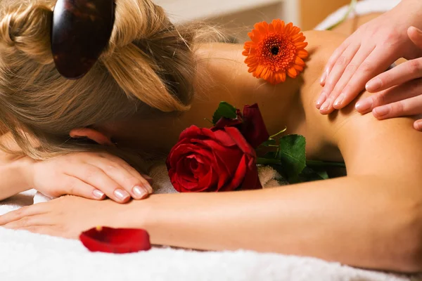 Vrouw genieten van een massage in een — Stockfoto