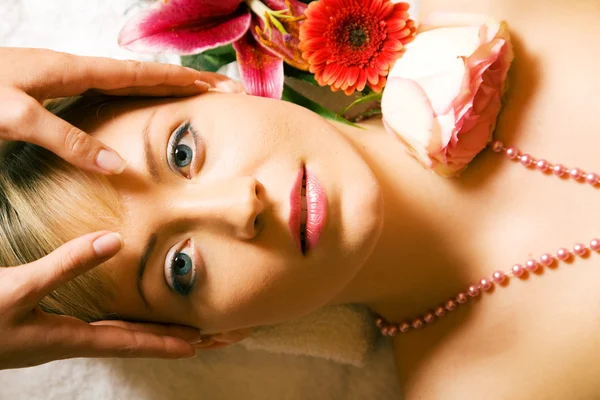 Frau genießt eine Massage in einem — Stockfoto